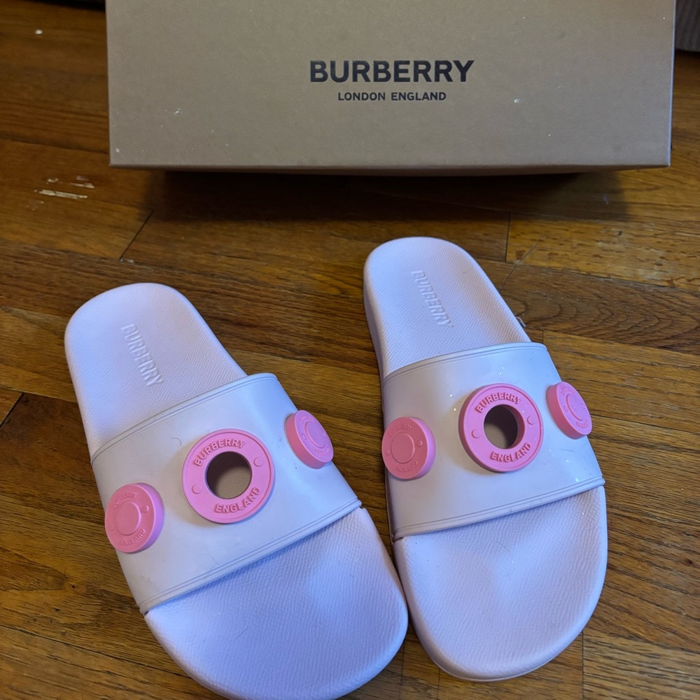 SLIGHTLY WORN Burberry Logo Graphic Rubber Slide🌸👛